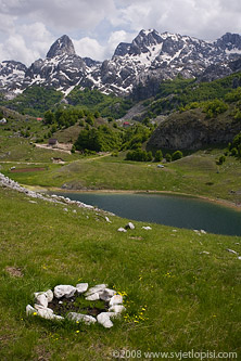 Zmajevo ognjište by Vladimir Popović